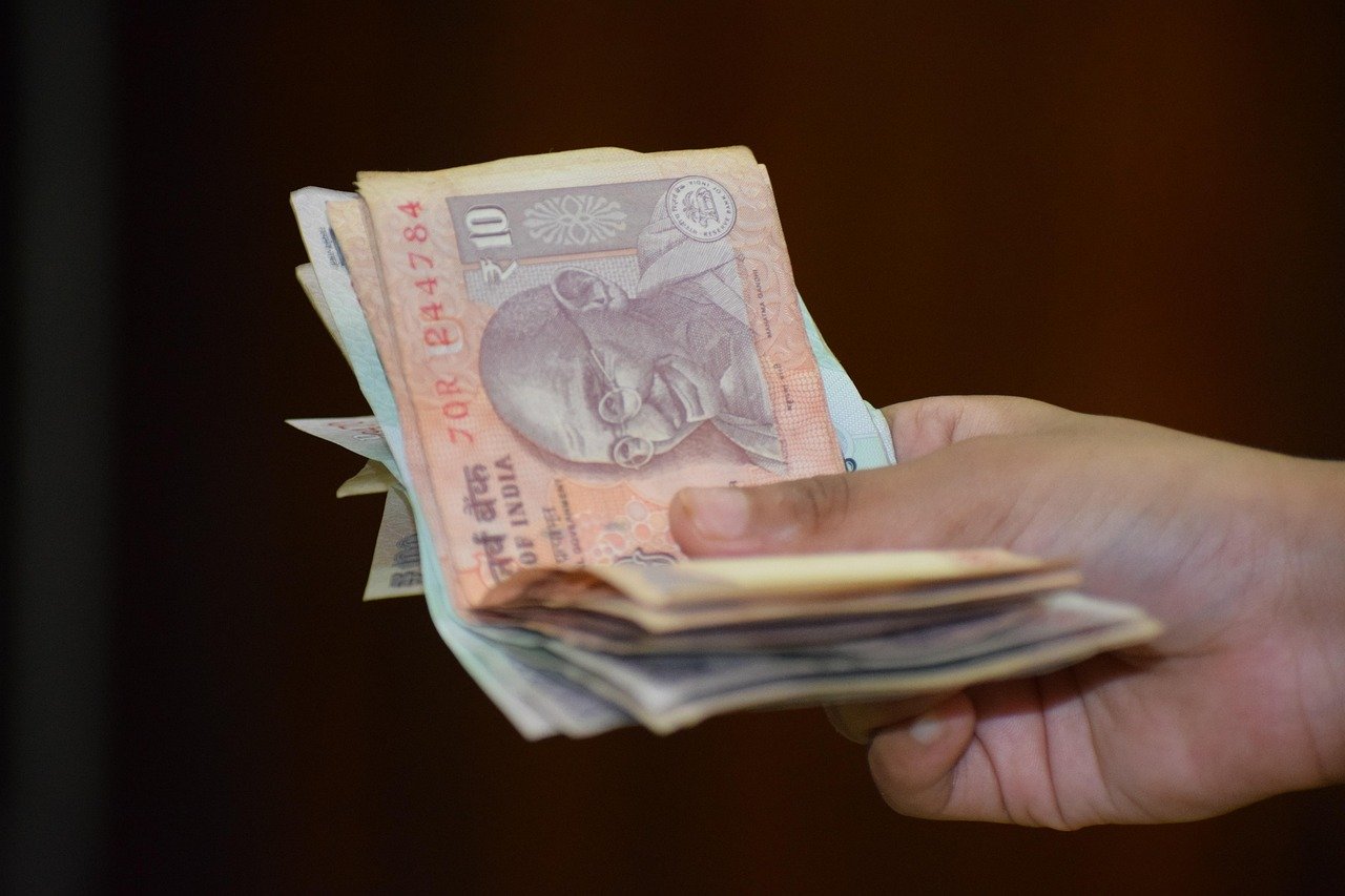 Indian Rupee Fell by 9 Paise